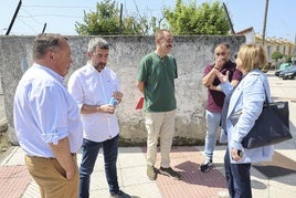 El coordinador de IU, Juan José Fernández, charla con la alcaldesa en presencia de García y Campa.