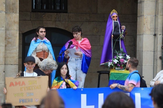La manifestación concluyó con la lectura de un manifiesto delante del Ayuntamiento.