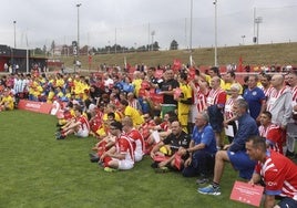 Los participantes de los diferentes equipos se fotografían en el césped de Mareo al término de la actividad.