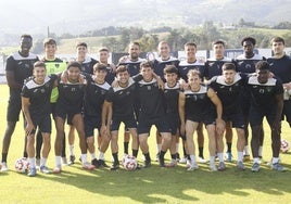 La plantilla del cuadro maliayo posa en la víspera del partido más importante del curso.