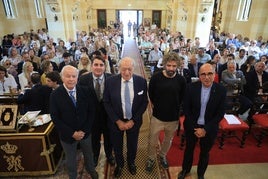 Luis Rodríguez Ovejero, en el centro, junto a Joaquín García, Lucas Oraá, el artista Pablo de Lillo, autor del cartel, y el párroco Agustín González.
