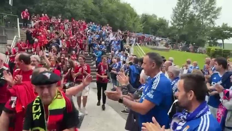 Vídeo: Ejemplar recibimiento a la afición del Mirandés en Oviedo