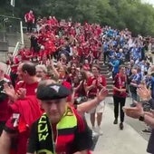 Vídeo: Ejemplar recibimiento a la afición del Mirandés en Oviedo