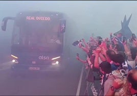 Vídeo: así fue la espectacular bienvenida al bus del Real Oviedo