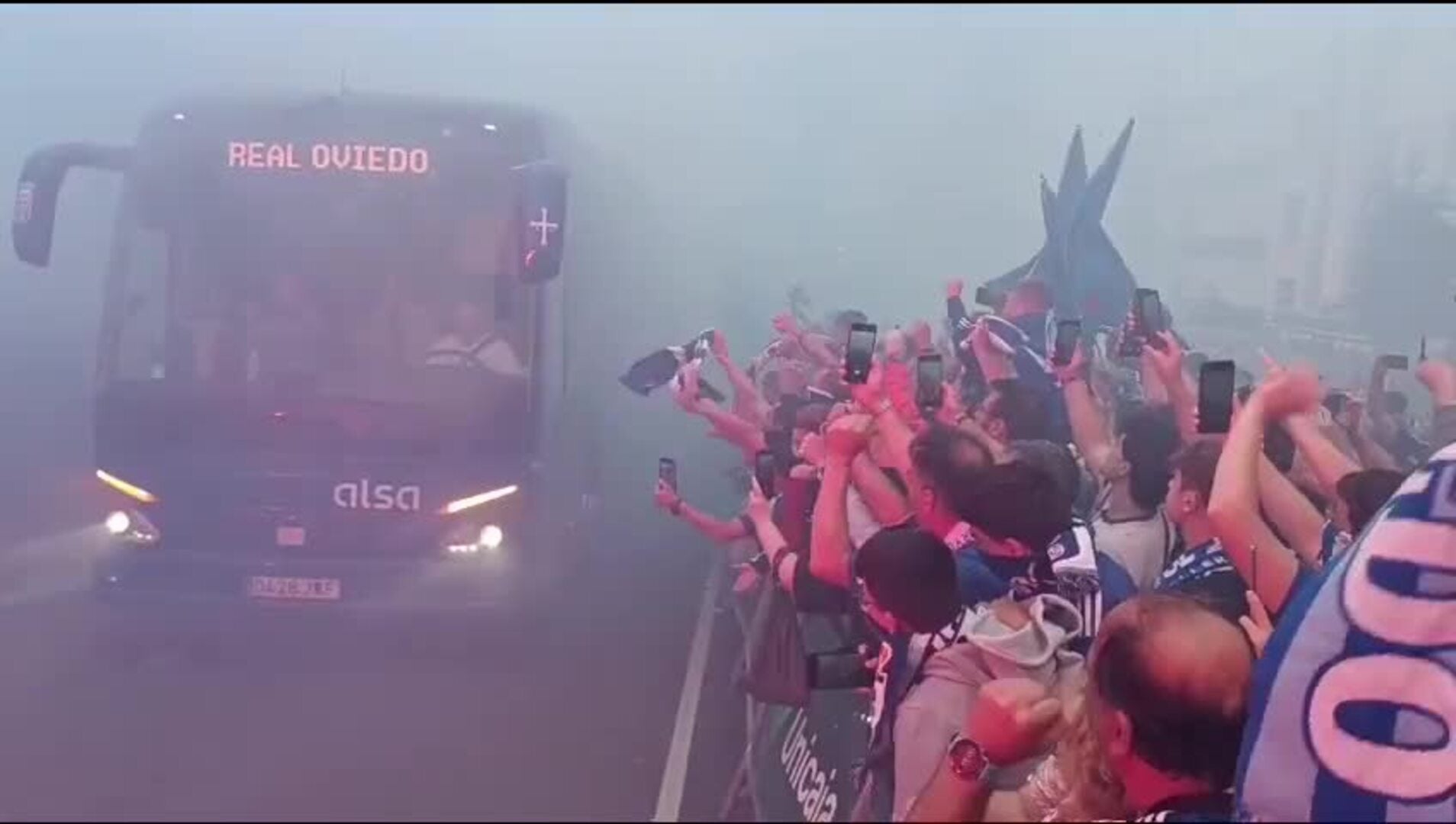 Vídeo: así fue la espectacular bienvenida al bus del Real Oviedo
