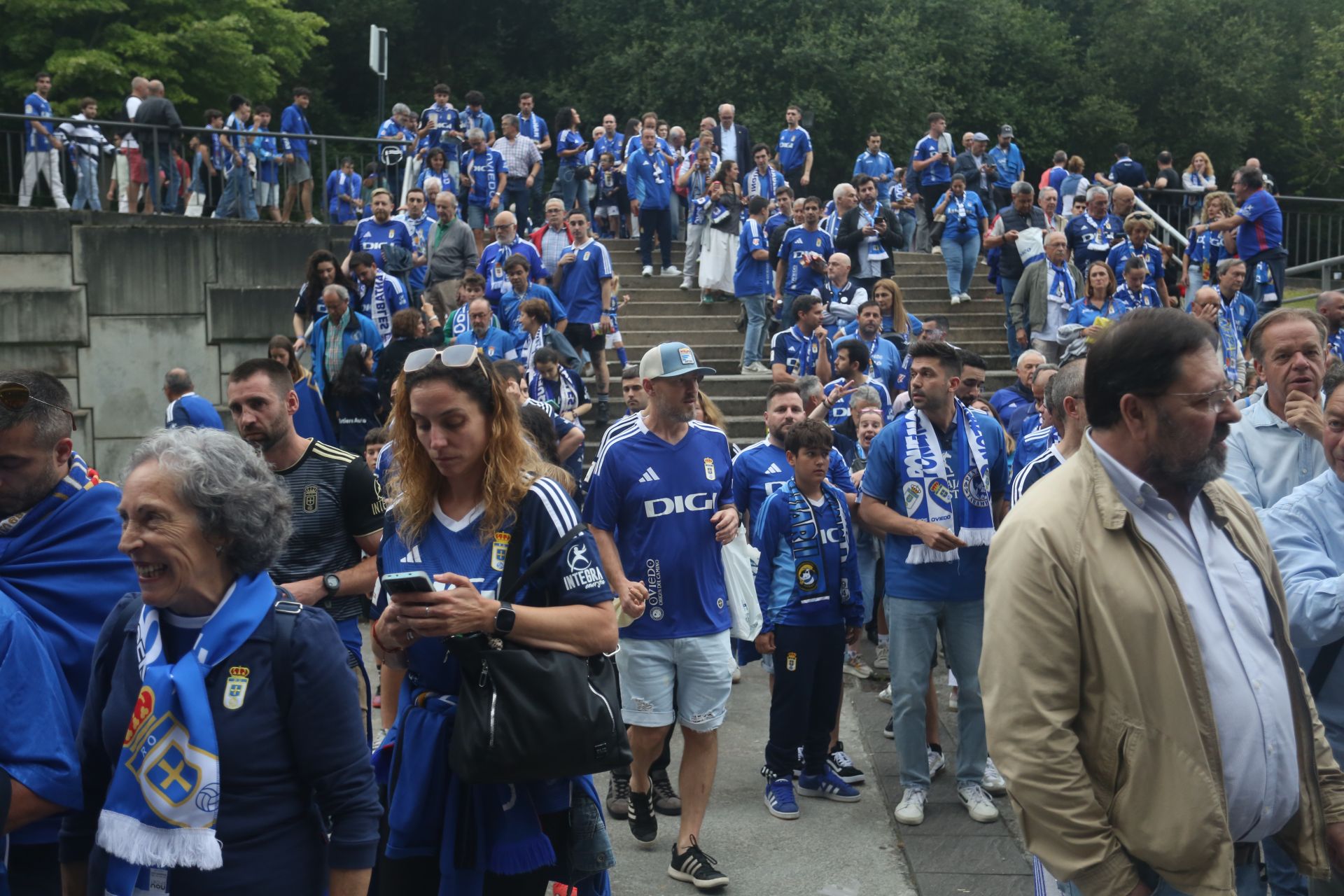 Oviedo se vuelca con su equipo: las mejores imágenes de la afición azul