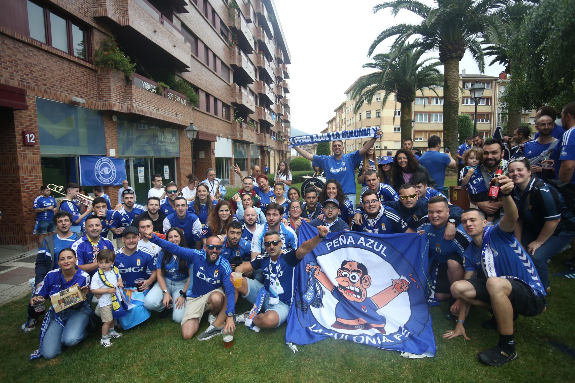 Oviedo se vuelca con su equipo: las mejores imágenes de la afición azul