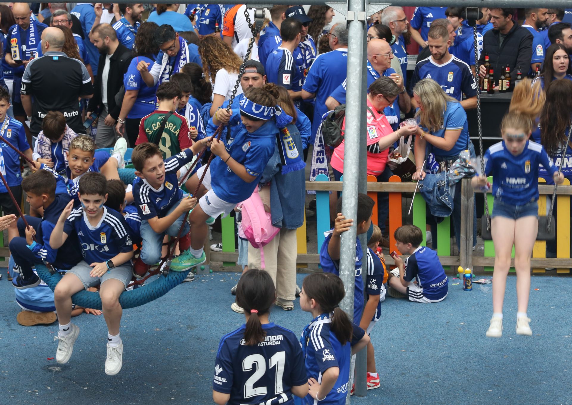 Oviedo se vuelca con su equipo: las mejores imágenes de la afición azul