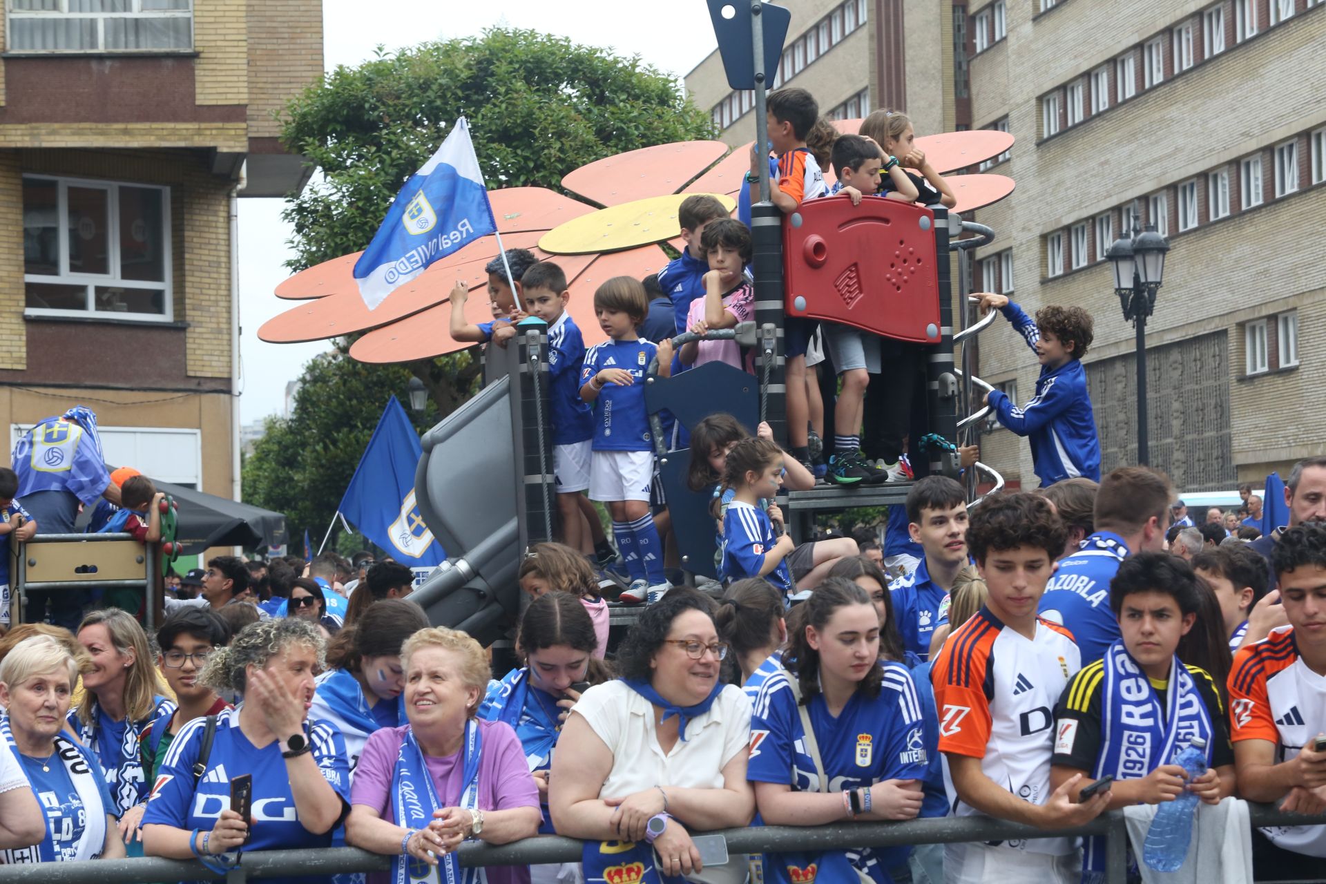 Oviedo se vuelca con su equipo: las mejores imágenes de la afición azul