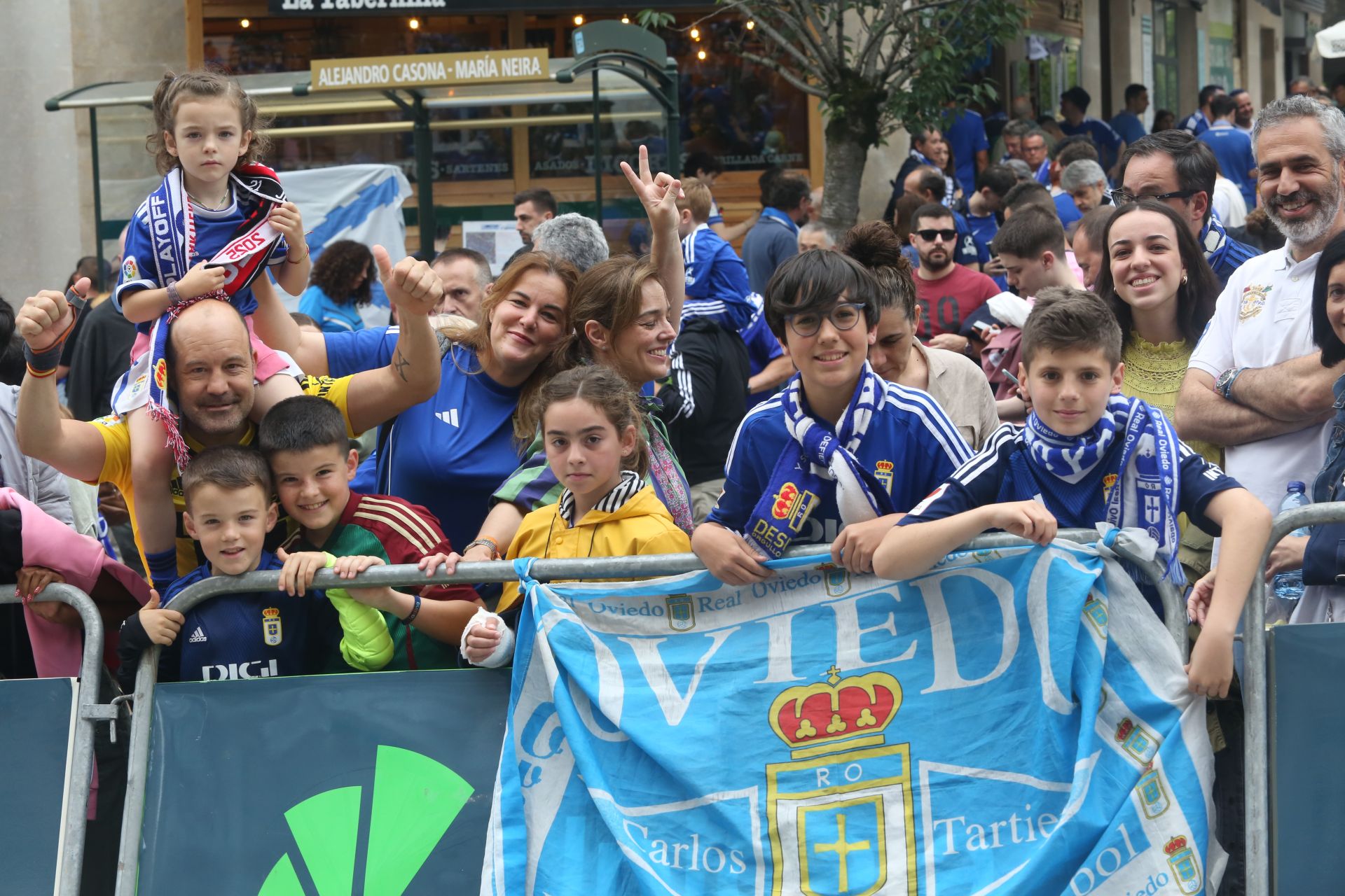 Oviedo se vuelca con su equipo: las mejores imágenes de la afición azul
