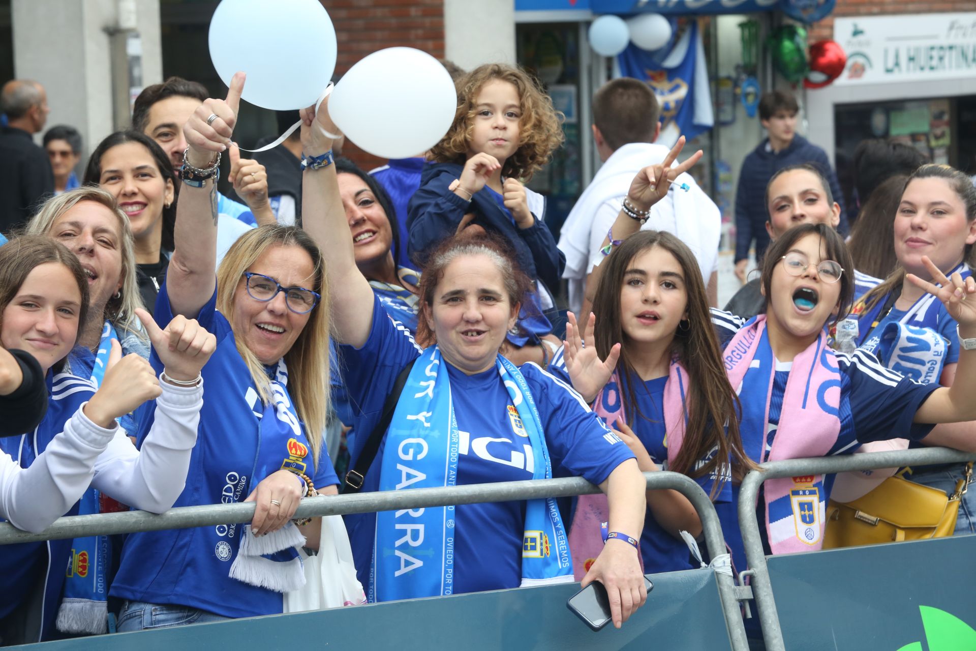 Oviedo se vuelca con su equipo: las mejores imágenes de la afición azul