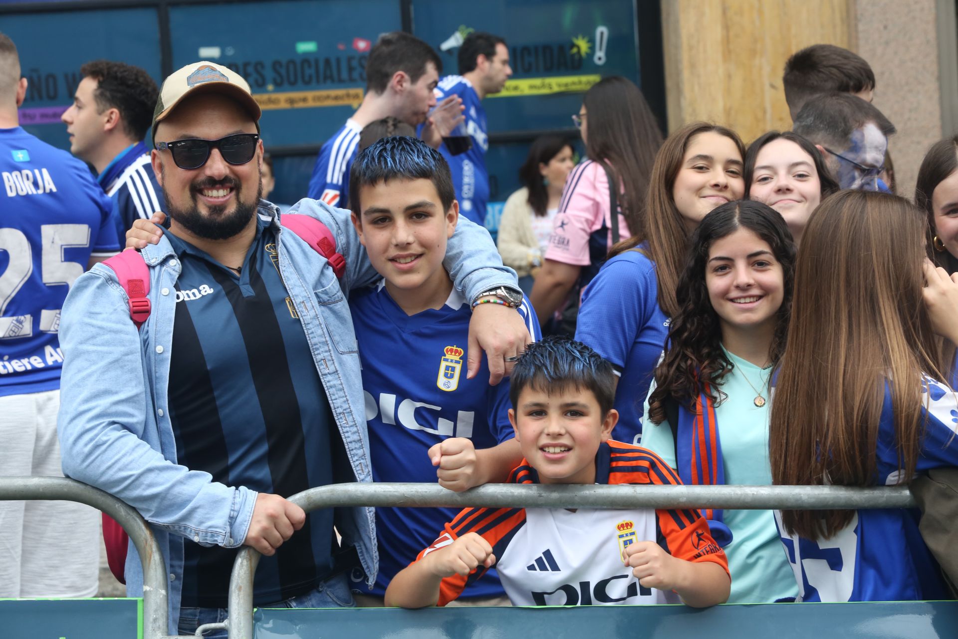 Oviedo se vuelca con su equipo: las mejores imágenes de la afición azul