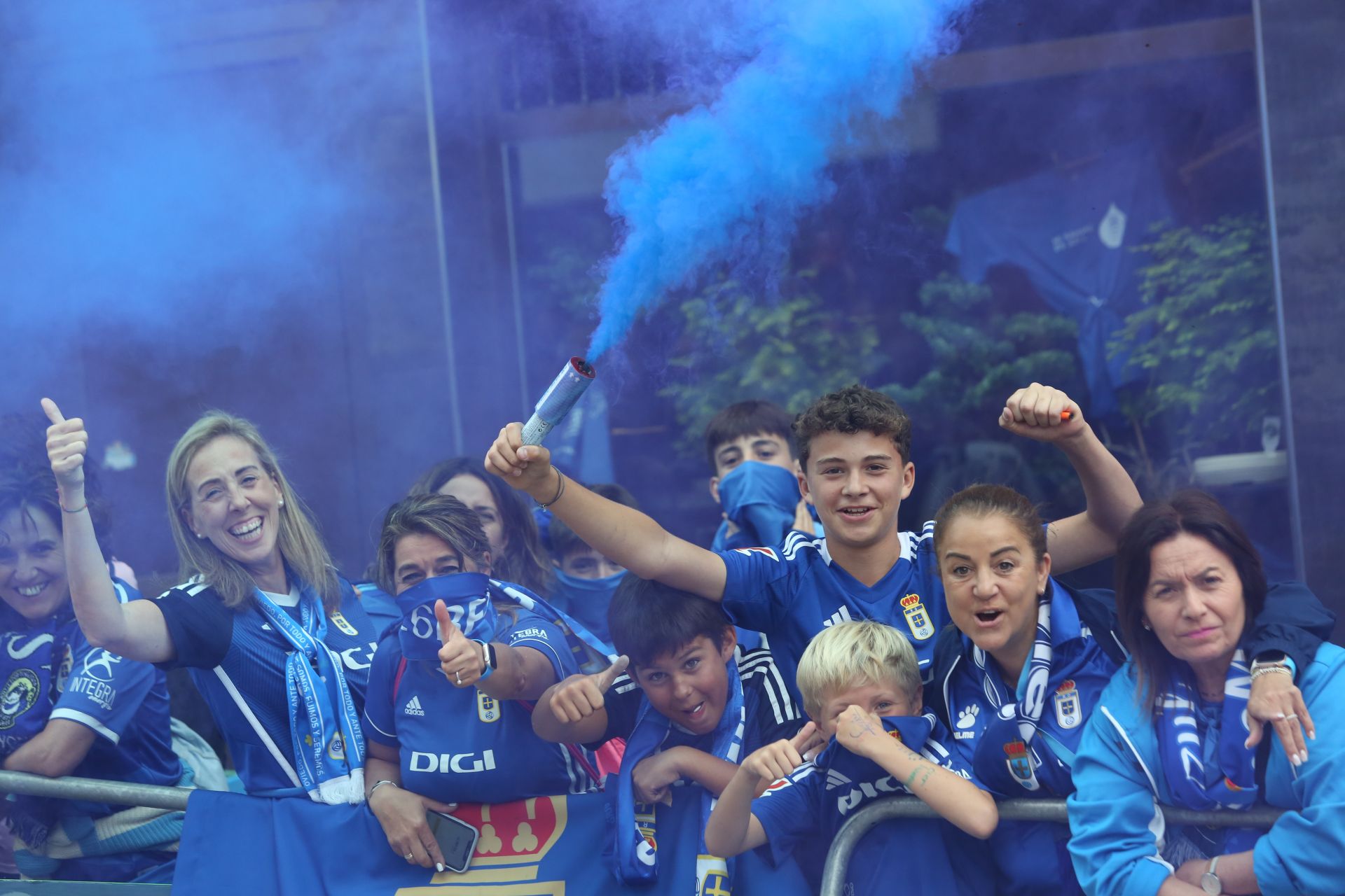 Oviedo se vuelca con su equipo: las mejores imágenes de la afición azul