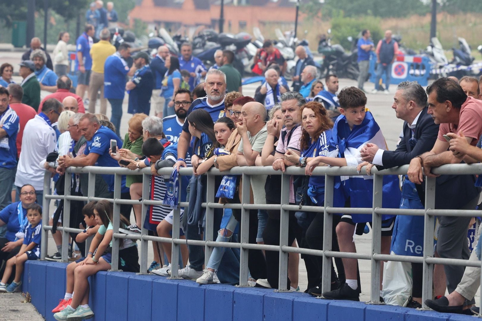 Oviedo se vuelca con su equipo: las mejores imágenes de la afición azul