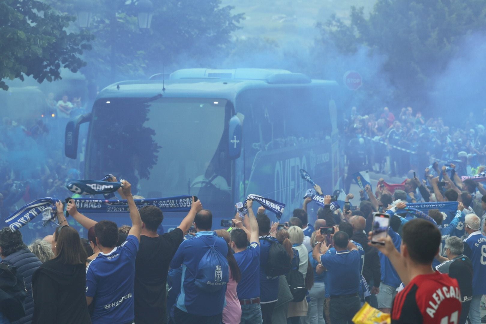 Oviedo se vuelca con su equipo: las mejores imágenes de la afición azul