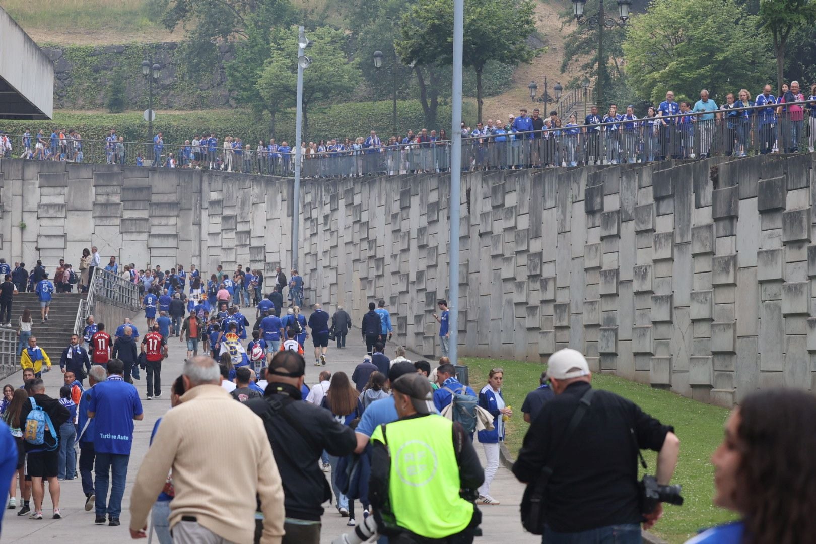 Oviedo se vuelca con su equipo: las mejores imágenes de la afición azul