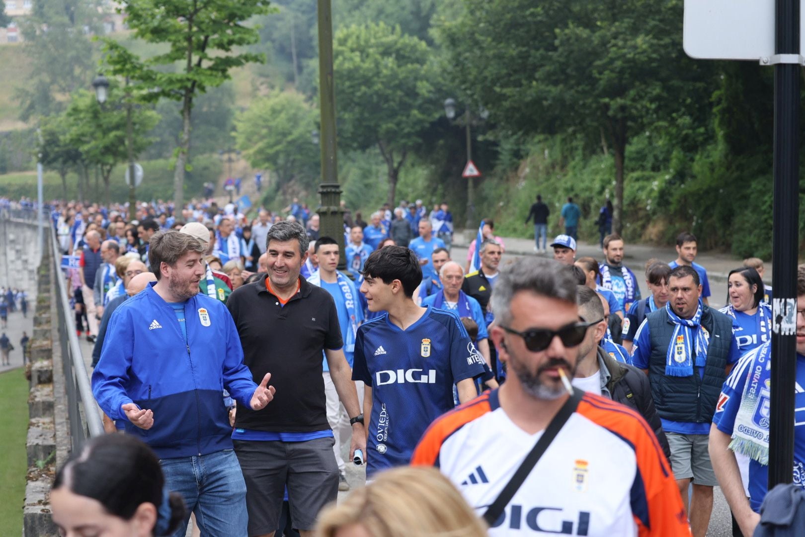 Oviedo se vuelca con su equipo: las mejores imágenes de la afición azul