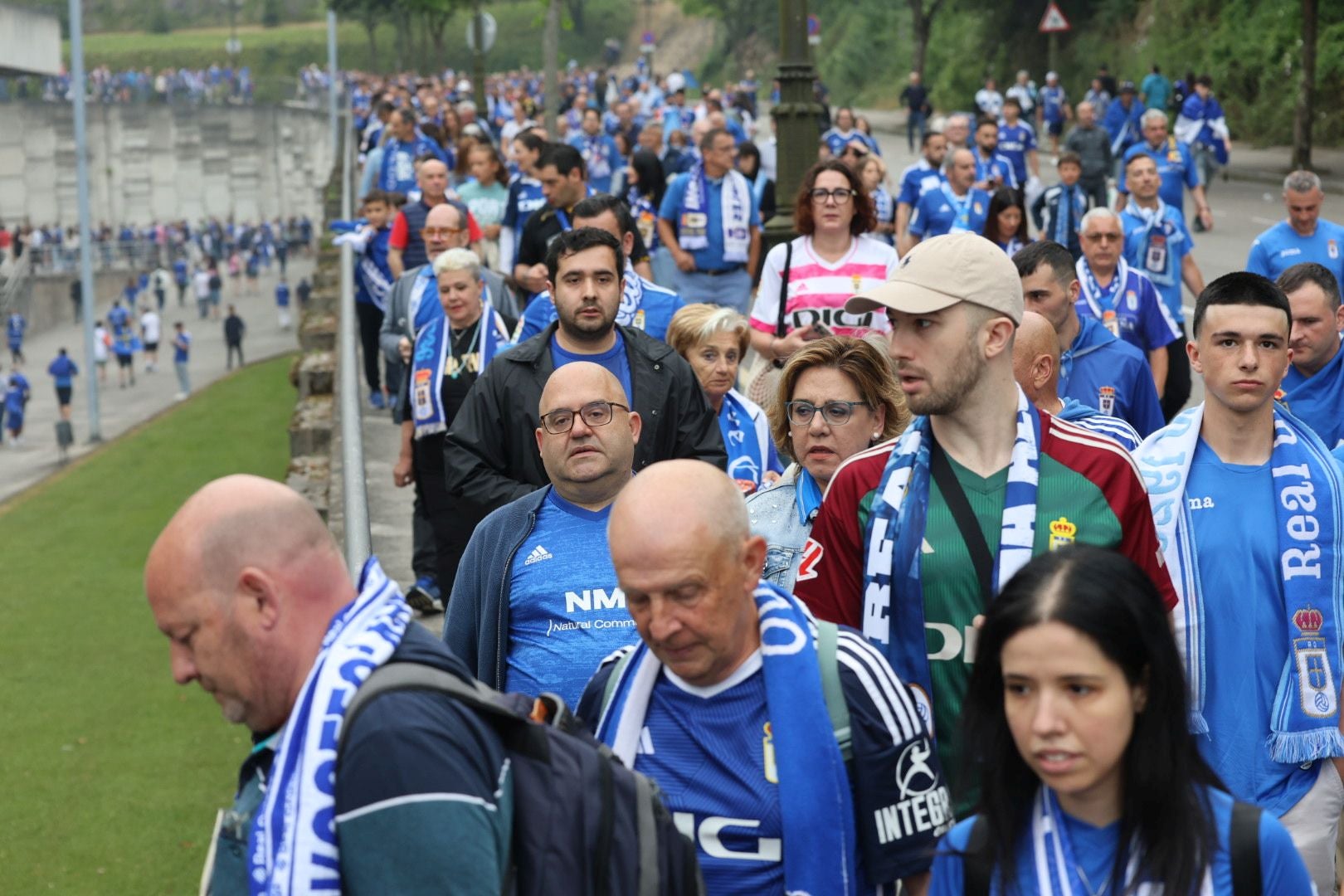 Oviedo se vuelca con su equipo: las mejores imágenes de la afición azul