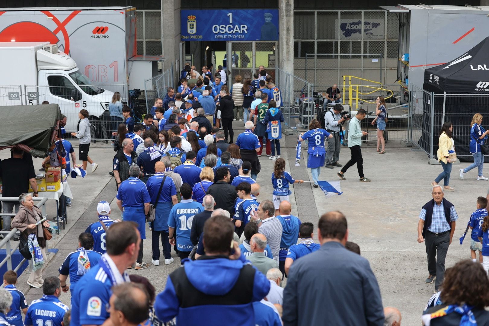 Oviedo se vuelca con su equipo: las mejores imágenes de la afición azul