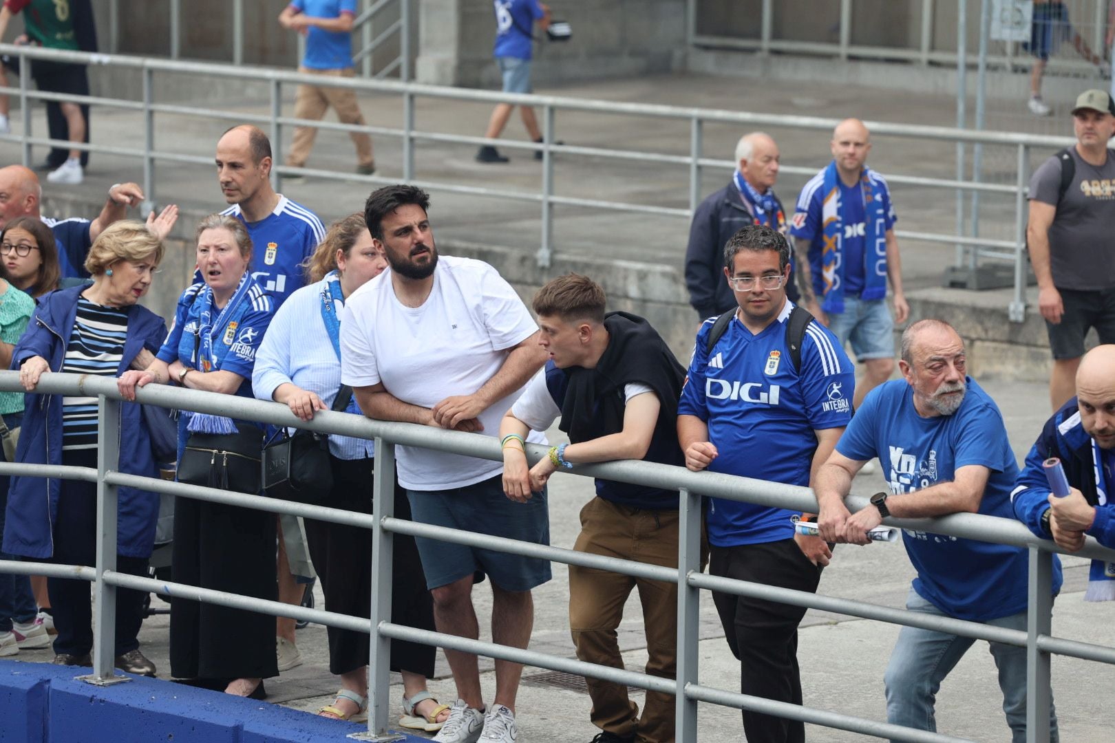 Oviedo se vuelca con su equipo: las mejores imágenes de la afición azul