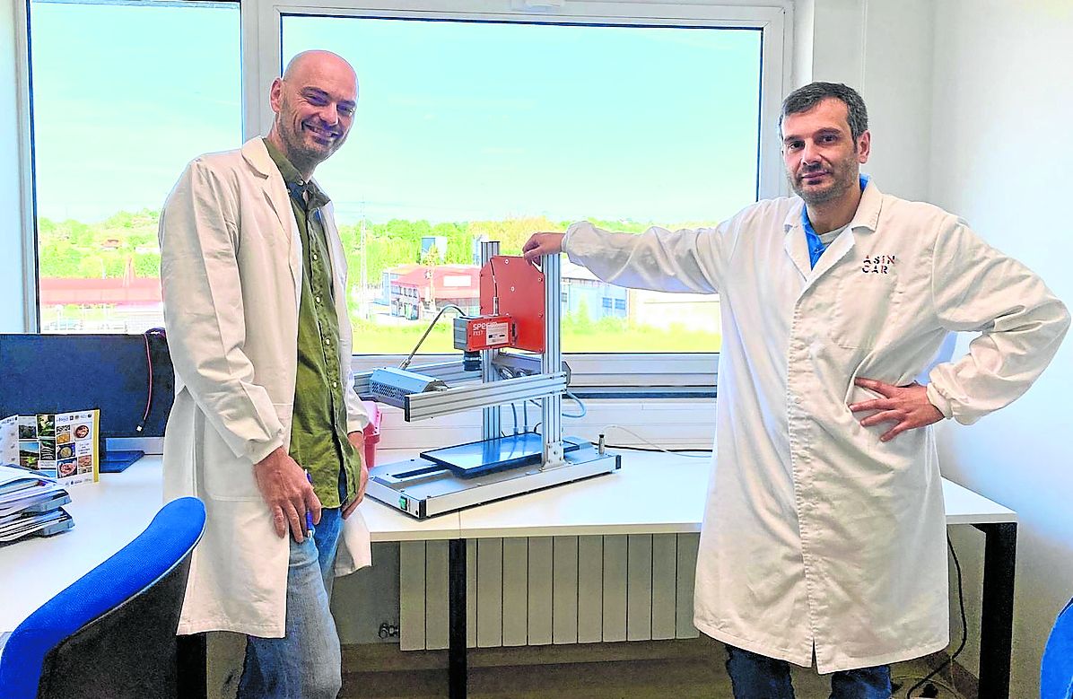 Pelayo González, director de laboratorio, y Martín Hervello, técnico de I+D+i, junto a un equipo de imagen hiperespectral.