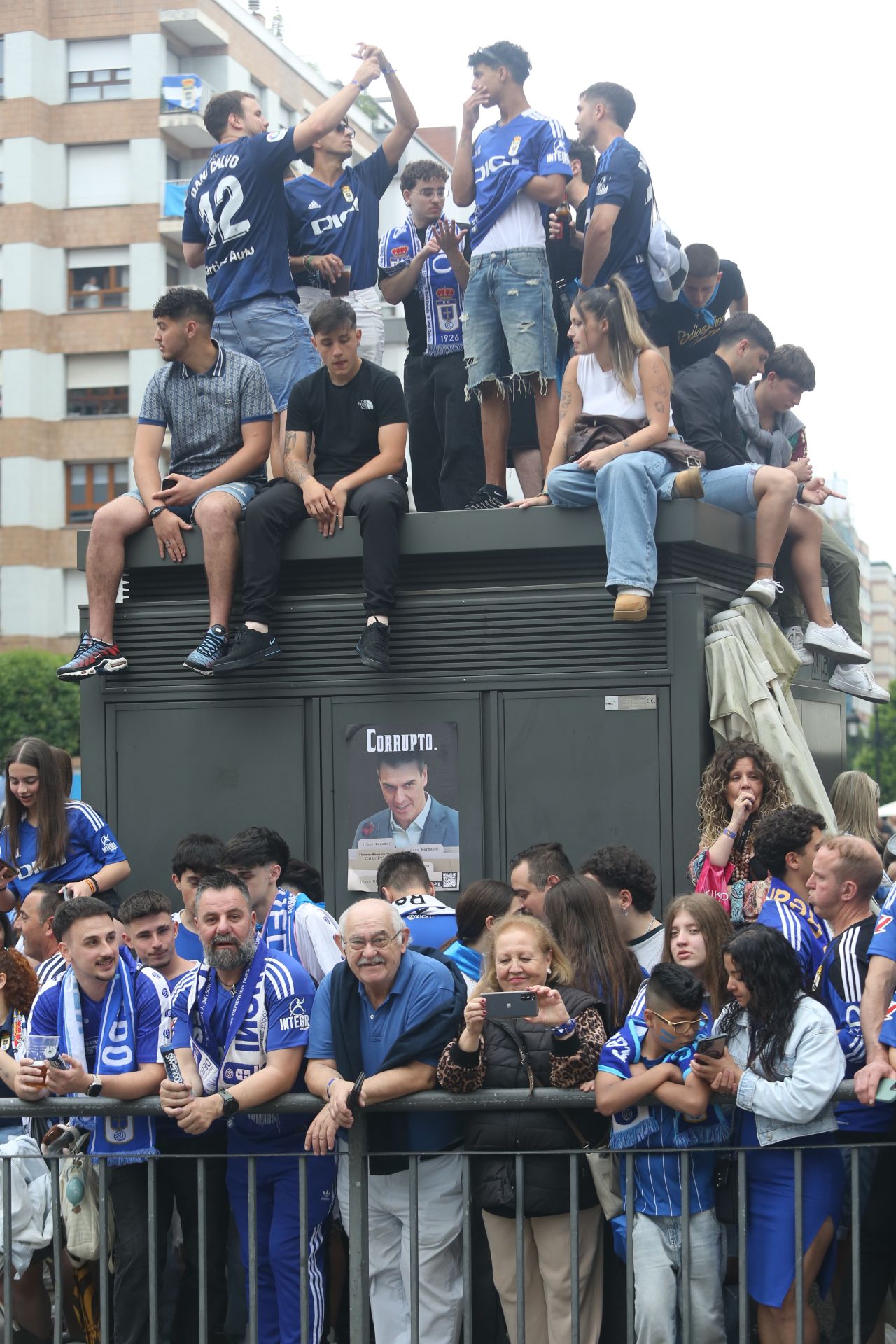 Oviedo se vuelca con su equipo: las mejores imágenes de la afición azul