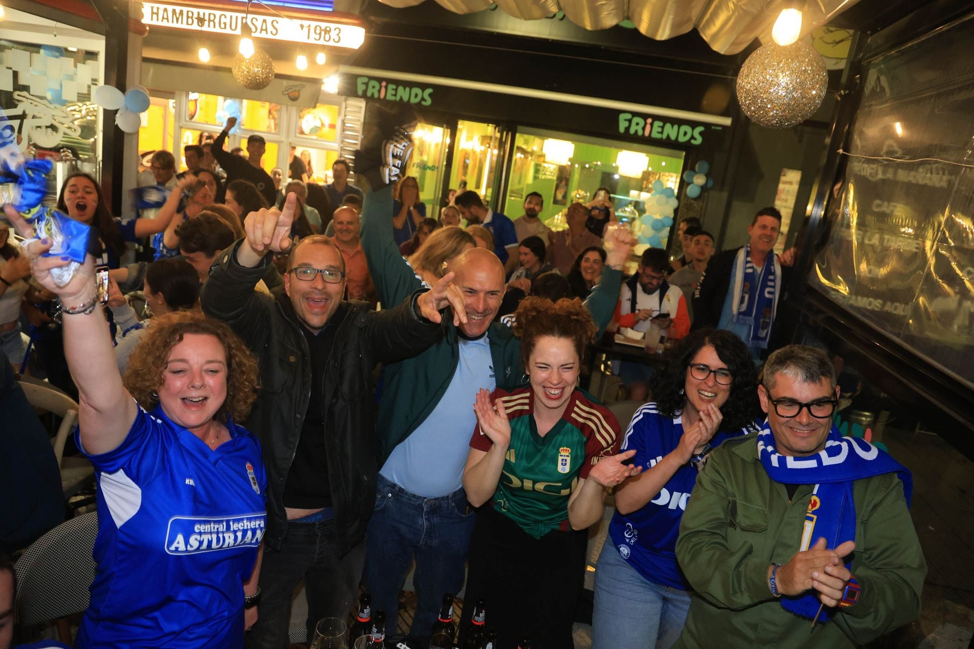 Locura y celebración en Oviedo por volver a Primera