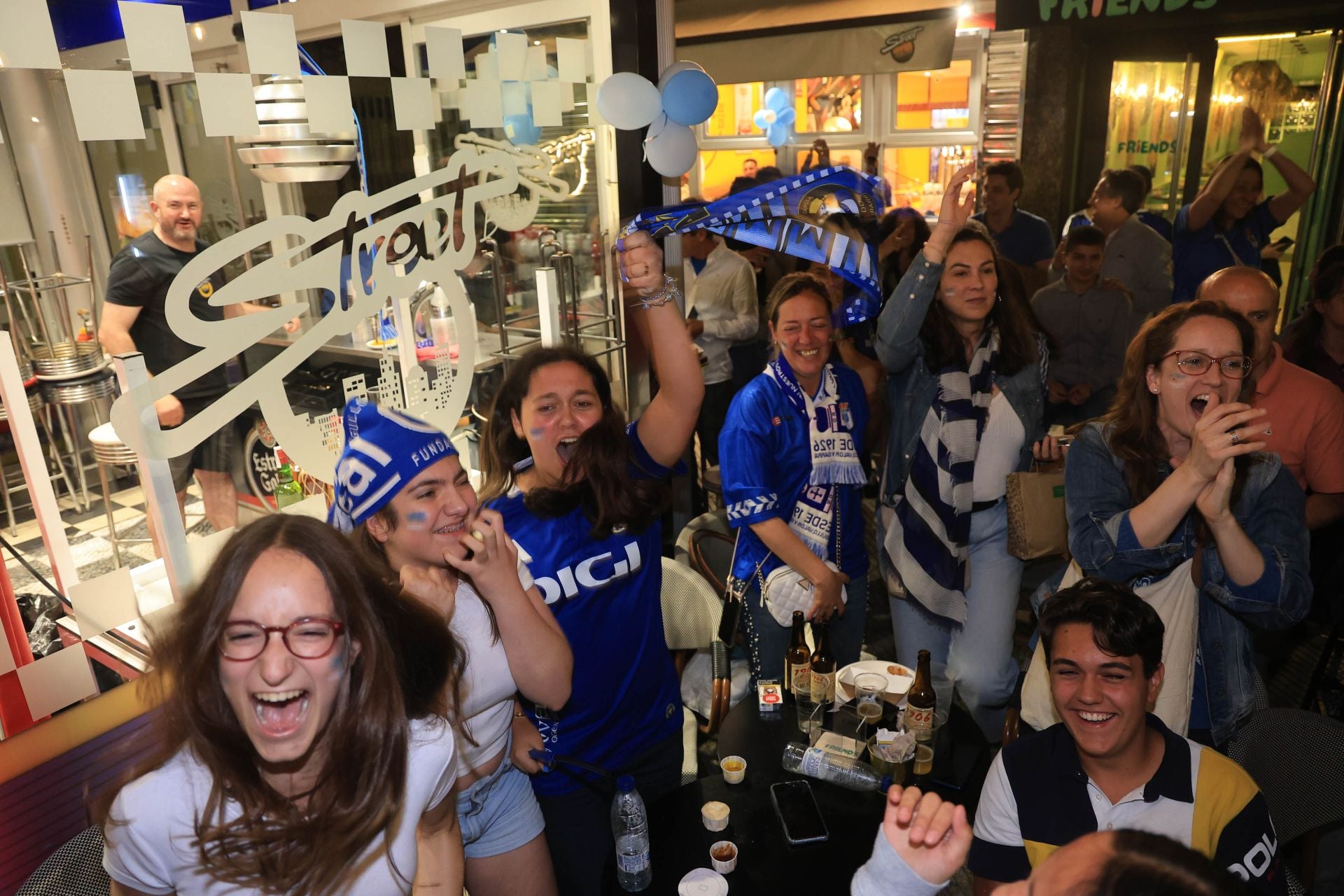 Locura y celebración en Oviedo por volver a Primera