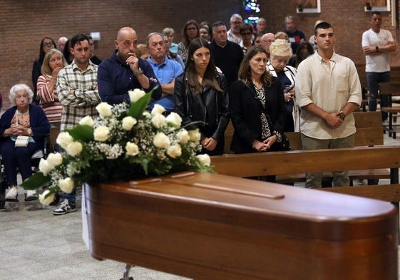 Un instante del funeral en la iglesia de San Juan Bautista.