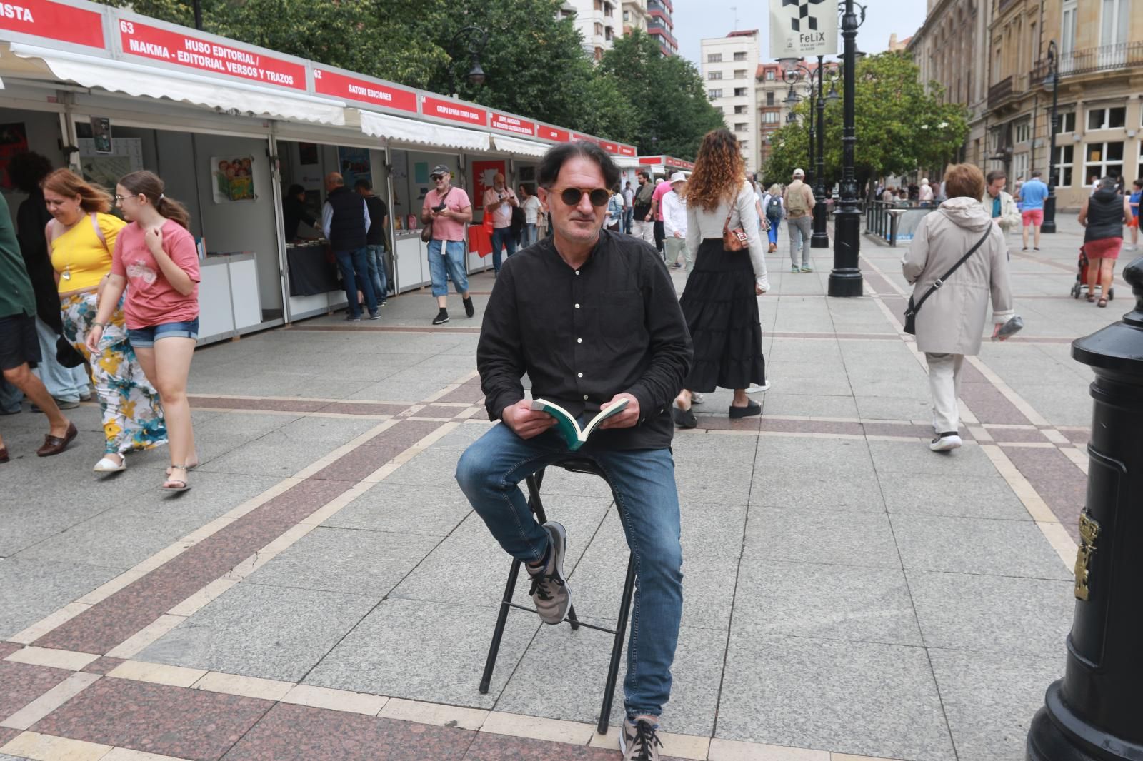 Jaime Priede posa con un libro en el paseo de Begoña.