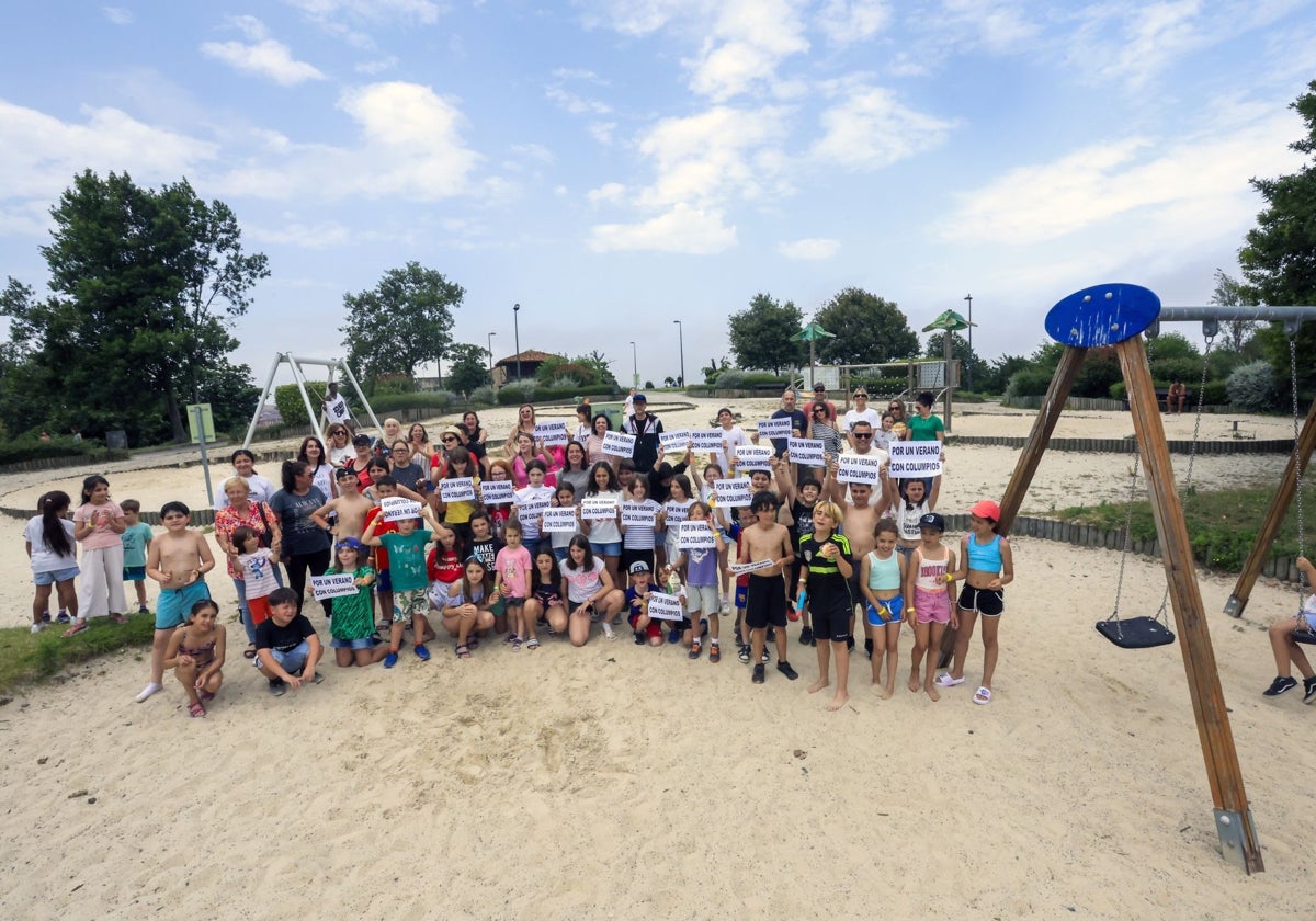 Protesta en la zona infantil del parque urgiendo la renovación de los juegos.