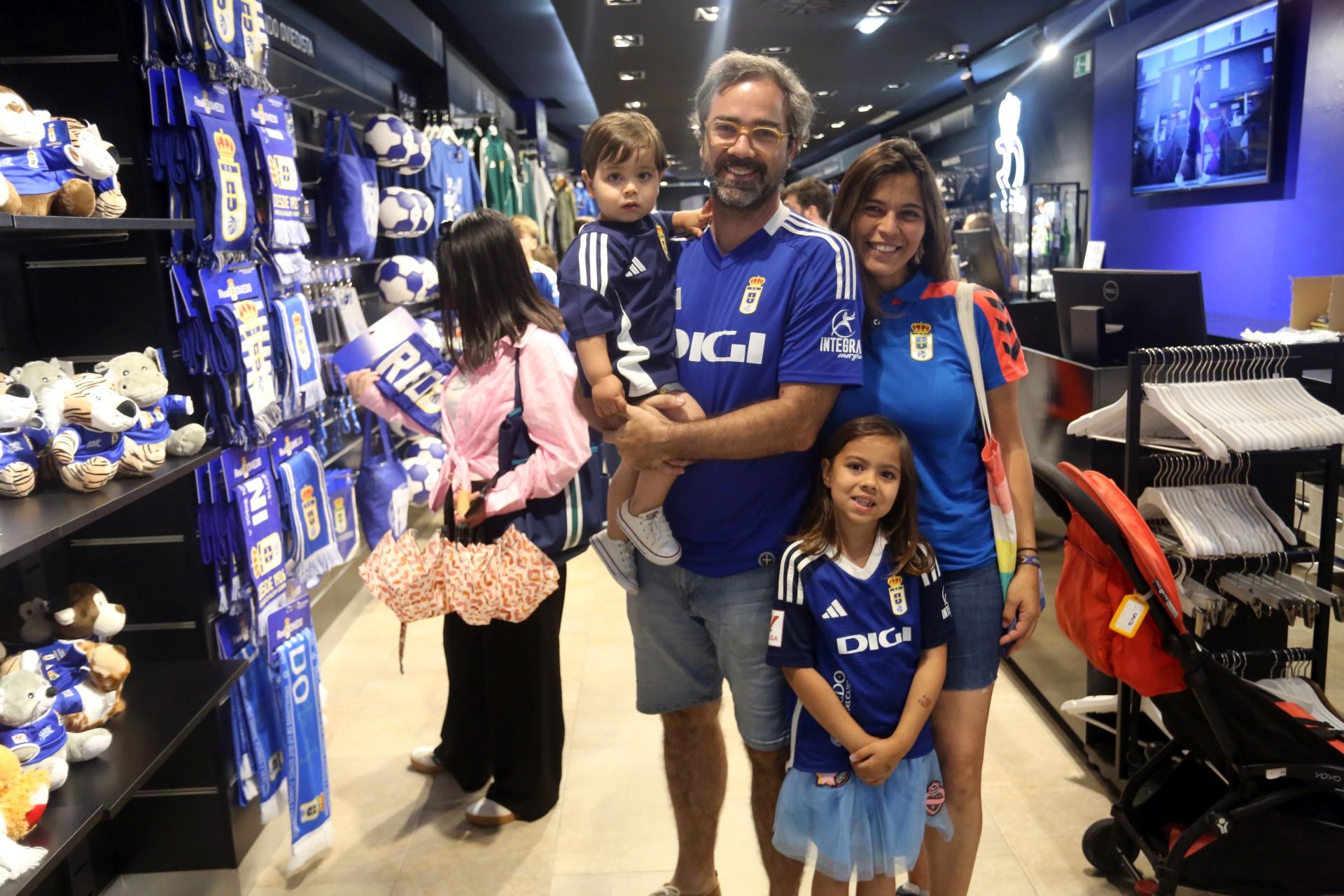 Oviedo se vuelca con su equipo: las mejores imágenes de la afición azul