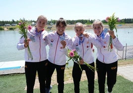Lucía Val, Sara Ouzante, Bárbara Pardo y Estefanía Fernández, con sus medallas, este sábado, en Racice