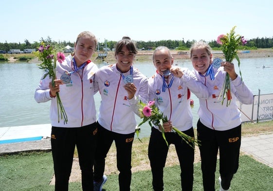 Lucía Val, Sara Ouzante, Bárbara Pardo y Estefanía Fernández, con sus medallas, este sábado, en Racice