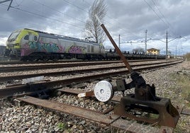 Cambio de agujas con un tren de Captrain moviendo bobinas en otra vía, en Viella.