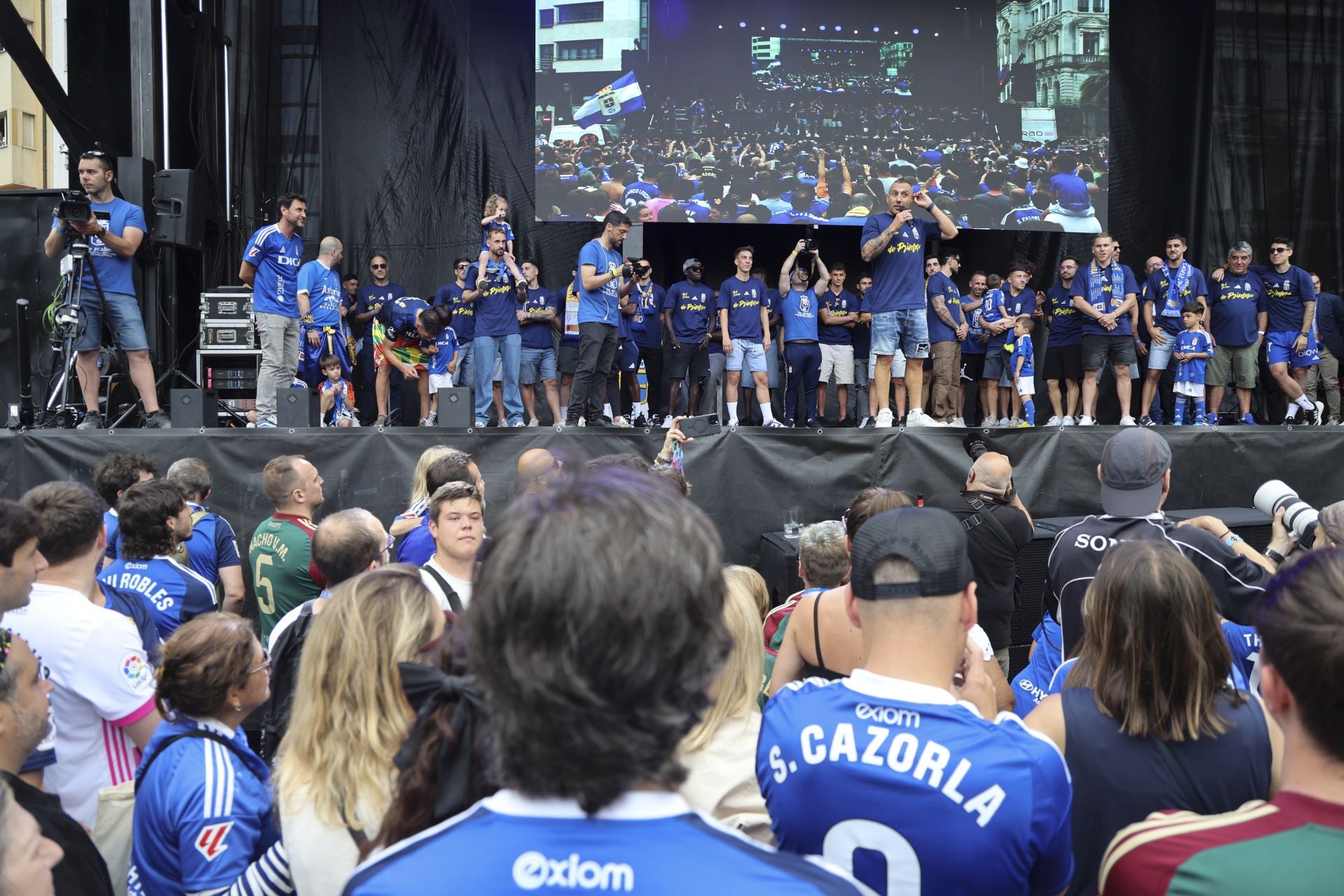 Fiesta eterna en Oviedo tras el ansiado ascenso a Primera