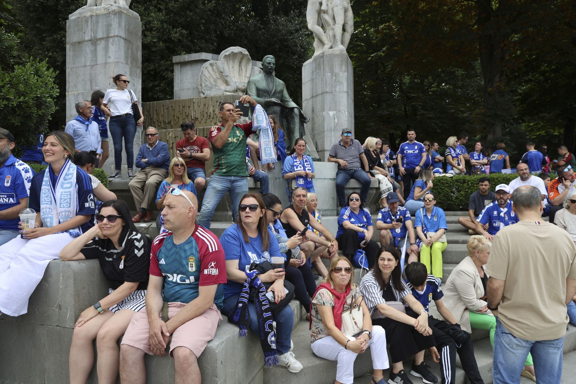 Fiesta eterna en Oviedo tras el ansiado ascenso a Primera