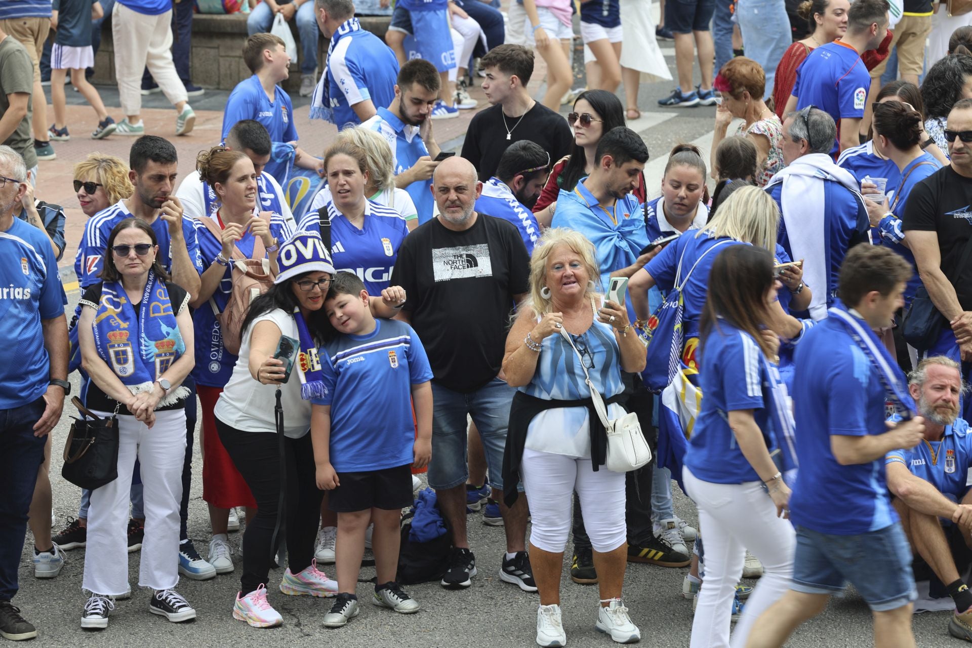 Fiesta eterna en Oviedo tras el ansiado ascenso a Primera