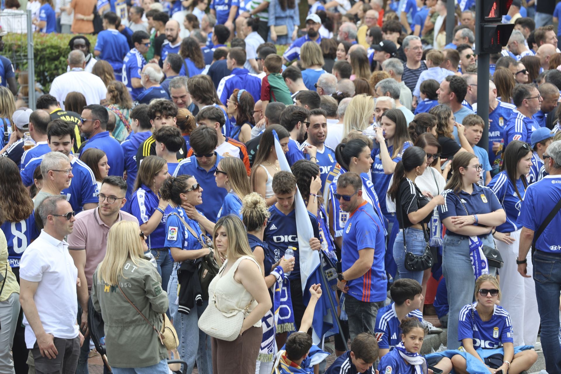 Fiesta eterna en Oviedo tras el ansiado ascenso a Primera