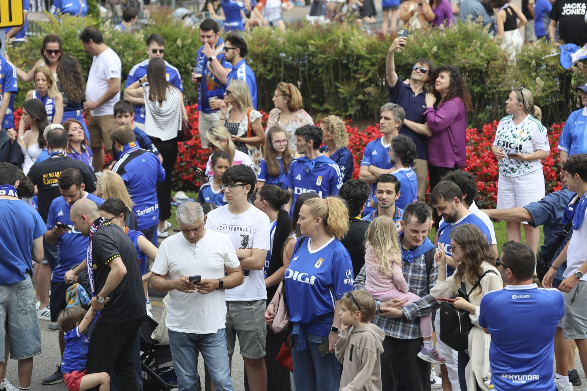 Fiesta eterna en Oviedo tras el ansiado ascenso a Primera