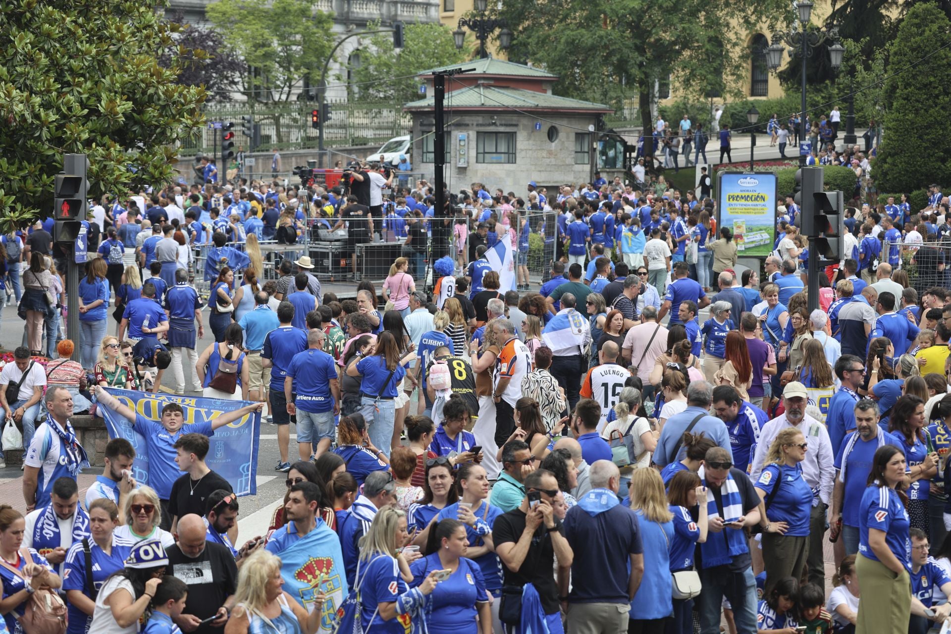 Fiesta eterna en Oviedo tras el ansiado ascenso a Primera