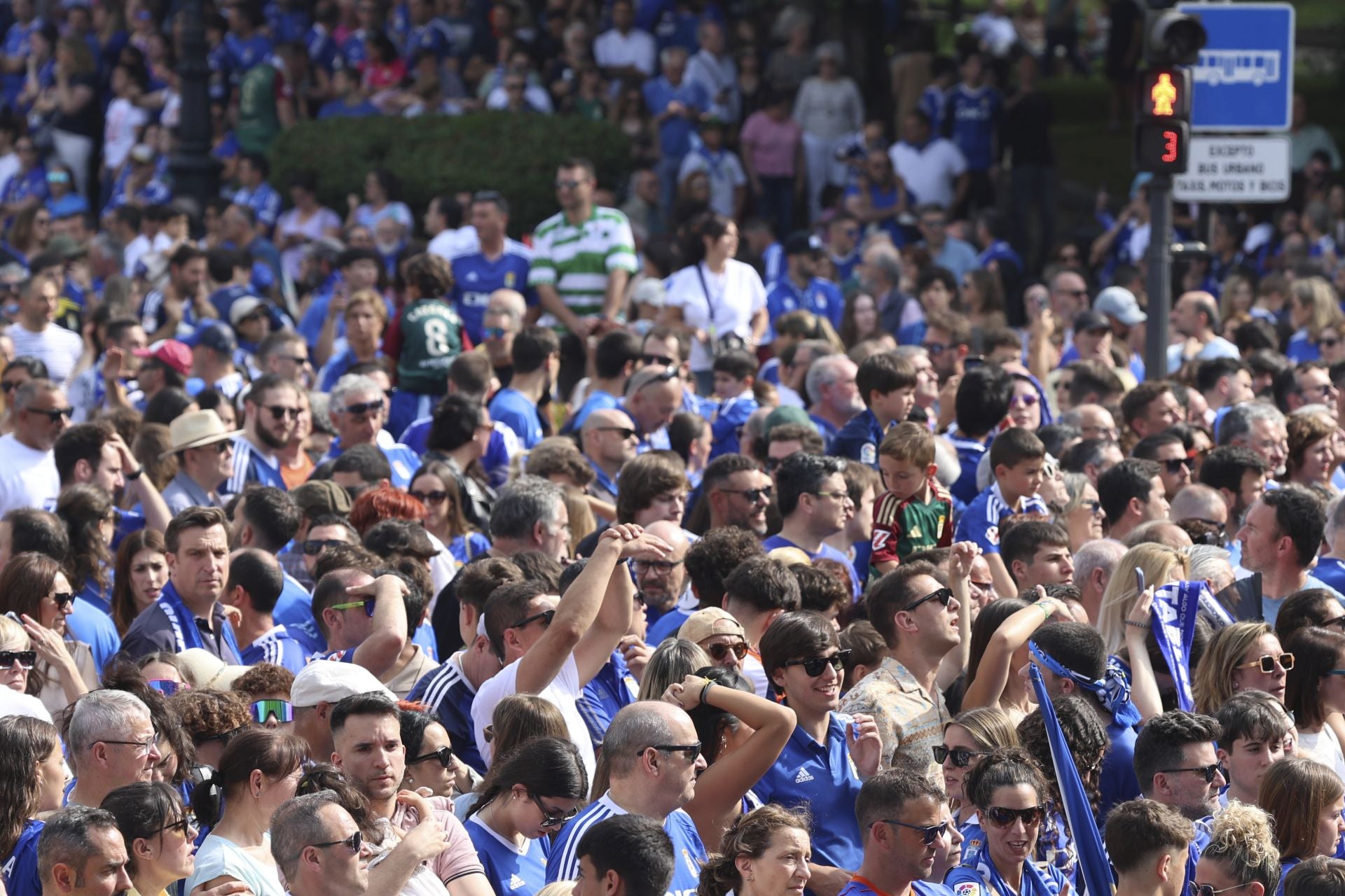 Fiesta eterna en Oviedo tras el ansiado ascenso a Primera