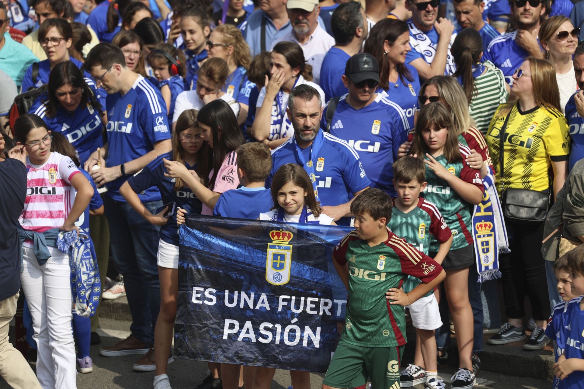 Fiesta eterna en Oviedo tras el ansiado ascenso a Primera