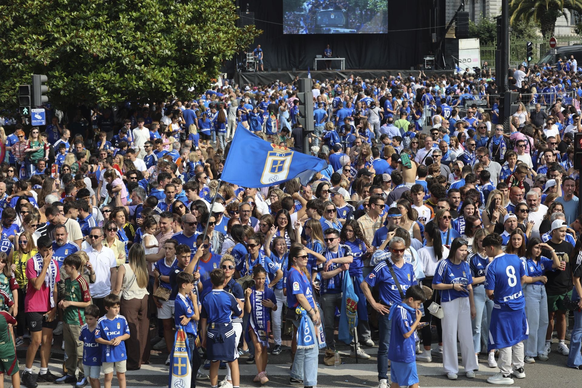 Fiesta eterna en Oviedo tras el ansiado ascenso a Primera