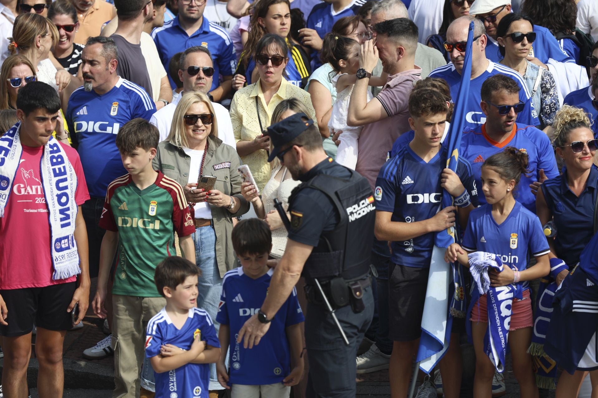 Fiesta eterna en Oviedo tras el ansiado ascenso a Primera