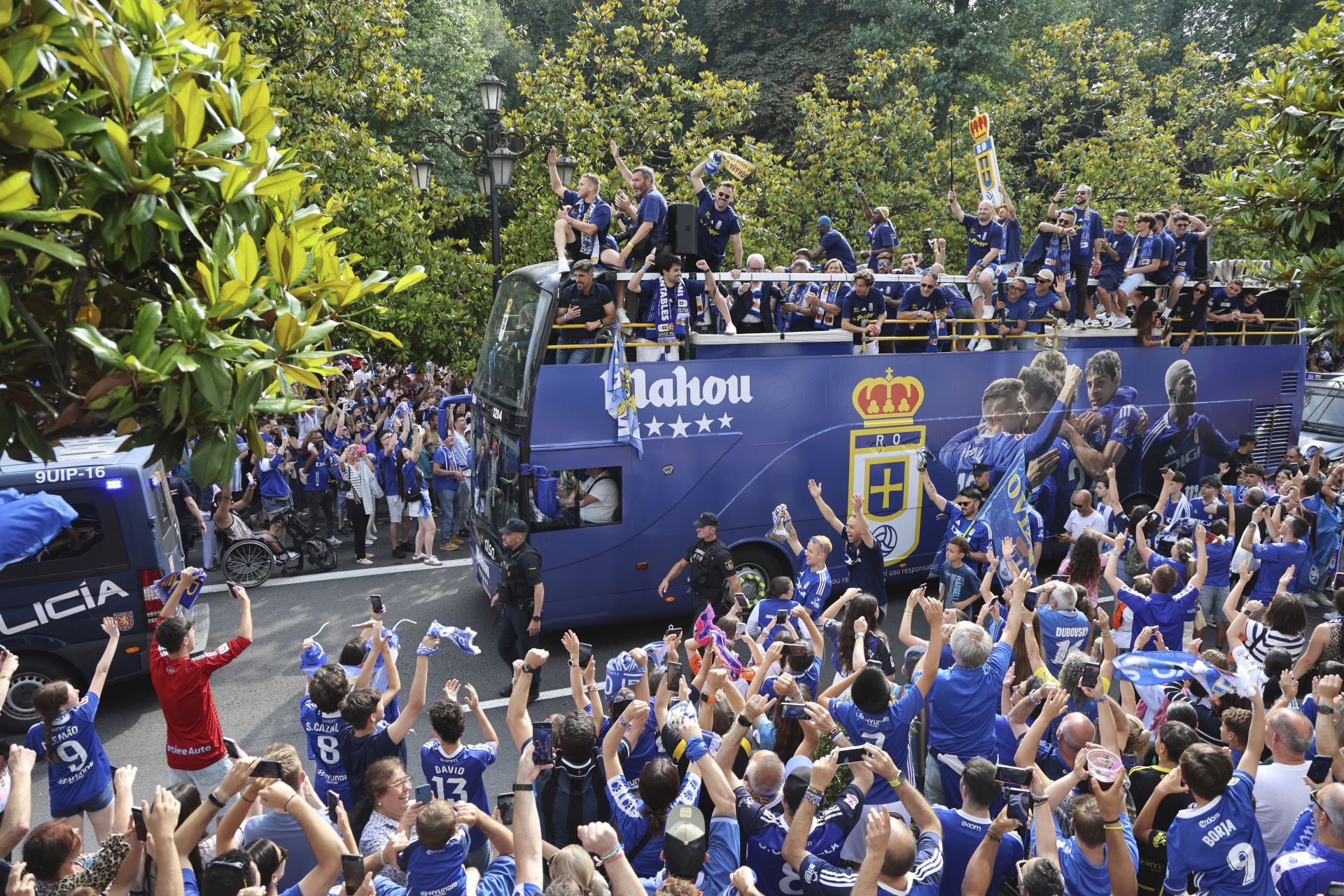 Fiesta eterna en Oviedo tras el ansiado ascenso a Primera