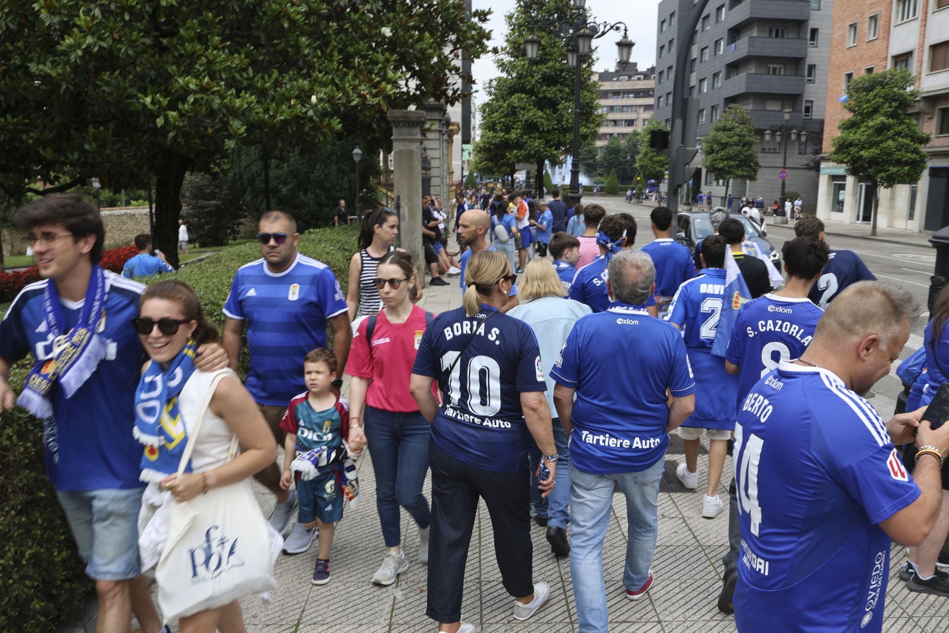 Fiesta eterna en Oviedo tras el ansiado ascenso a Primera
