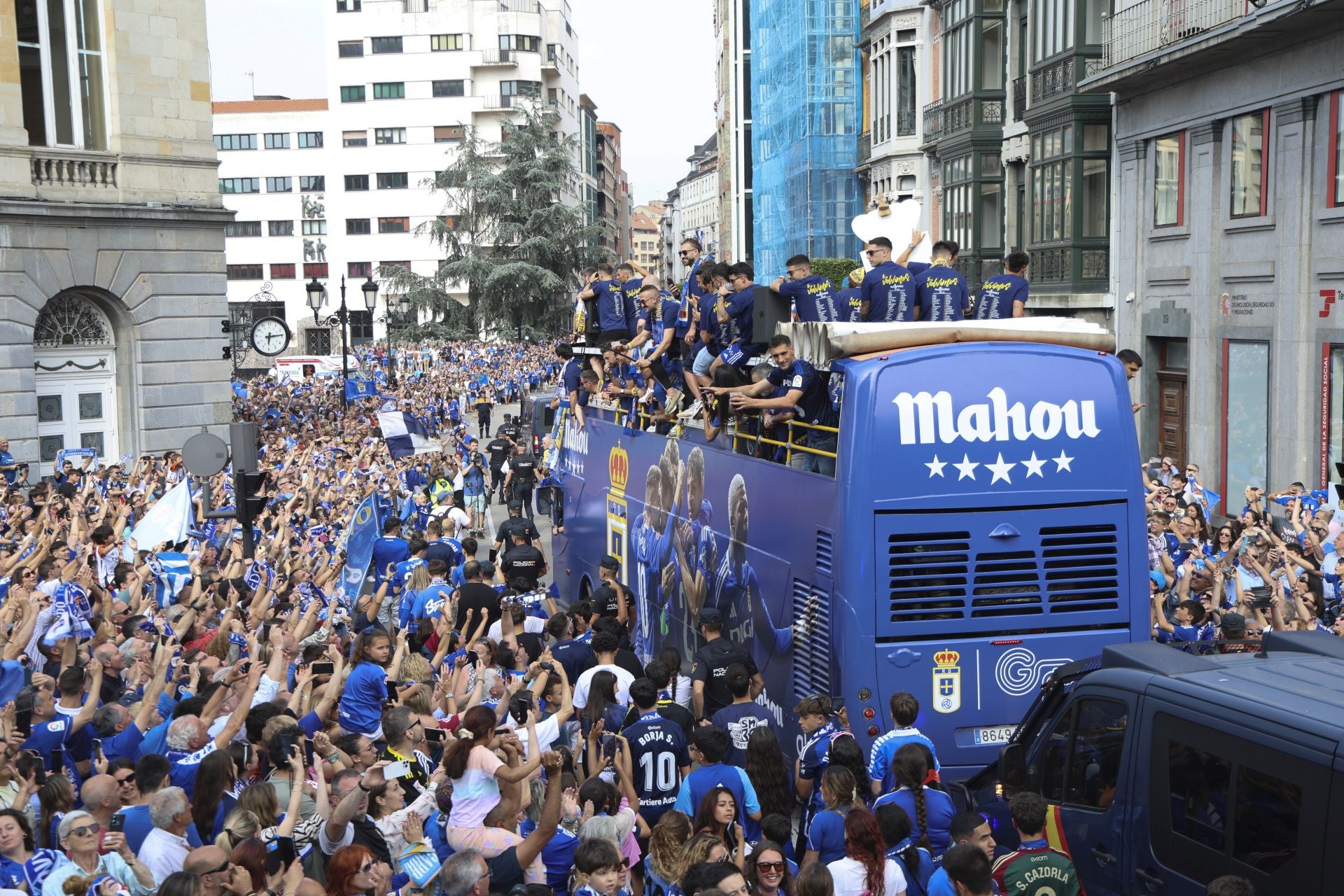 Fiesta eterna en Oviedo tras el ansiado ascenso a Primera