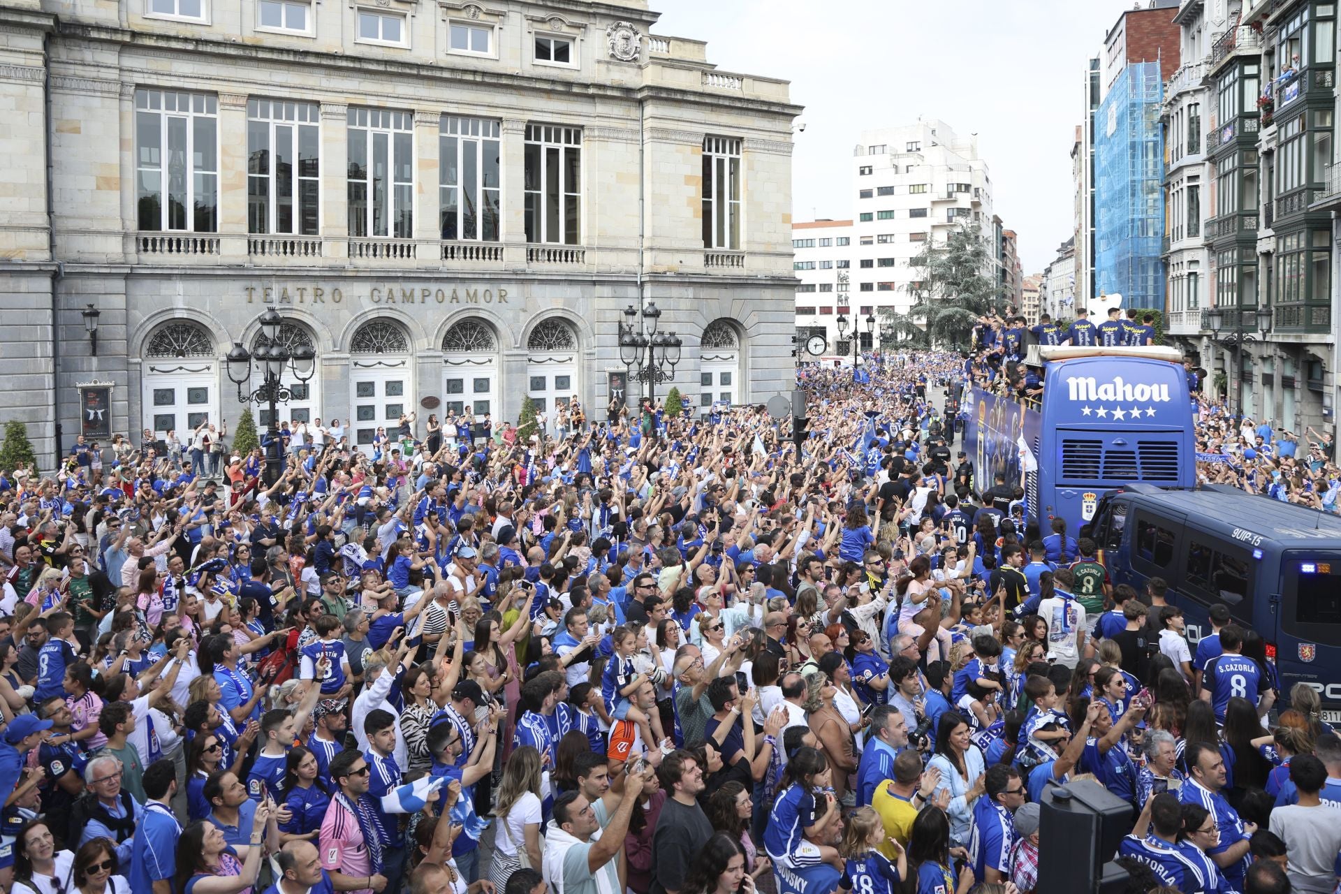 Fiesta eterna en Oviedo tras el ansiado ascenso a Primera