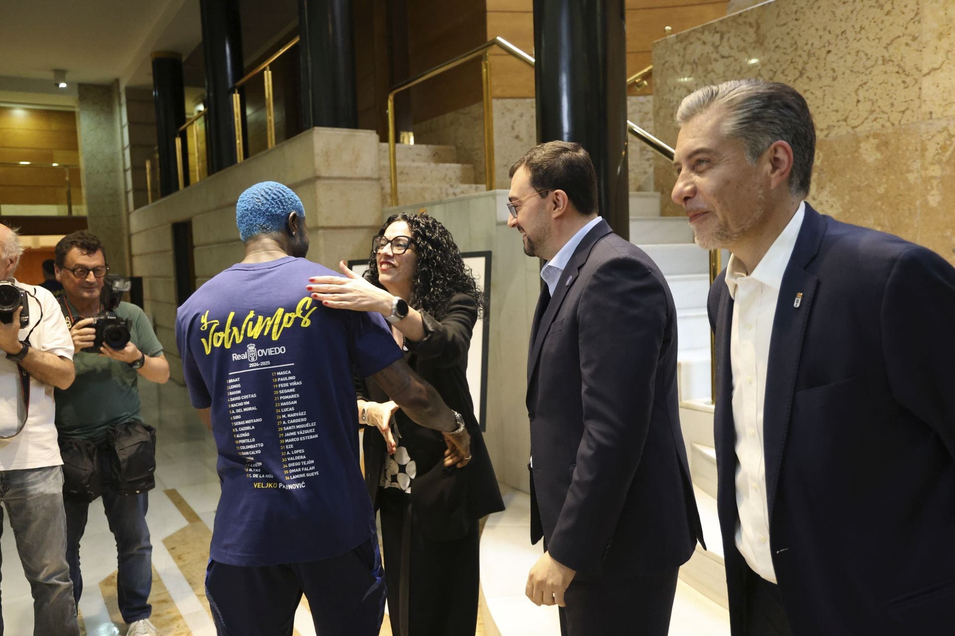 Fiesta eterna en Oviedo tras el ansiado ascenso a Primera